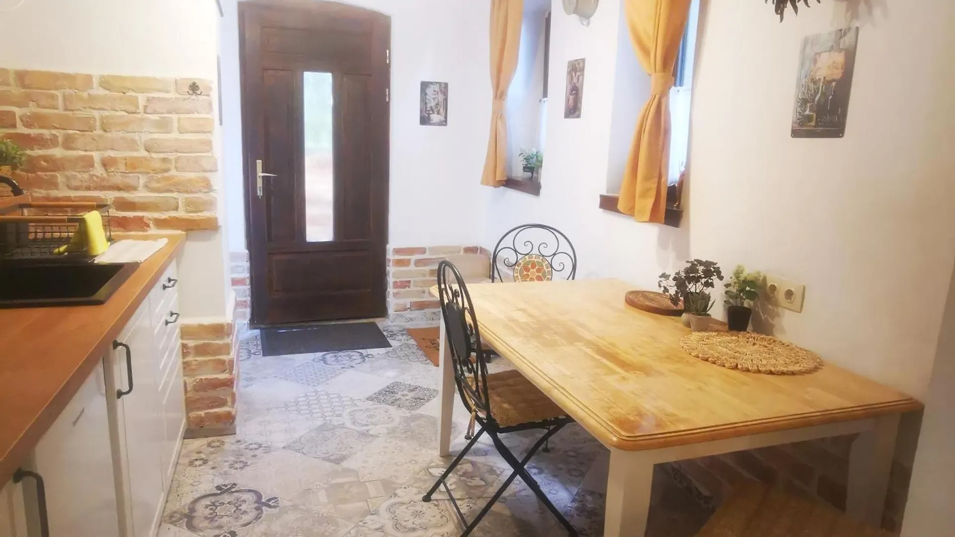 Apartment Kuria Apartman Budapest With Free Parking Ungarn