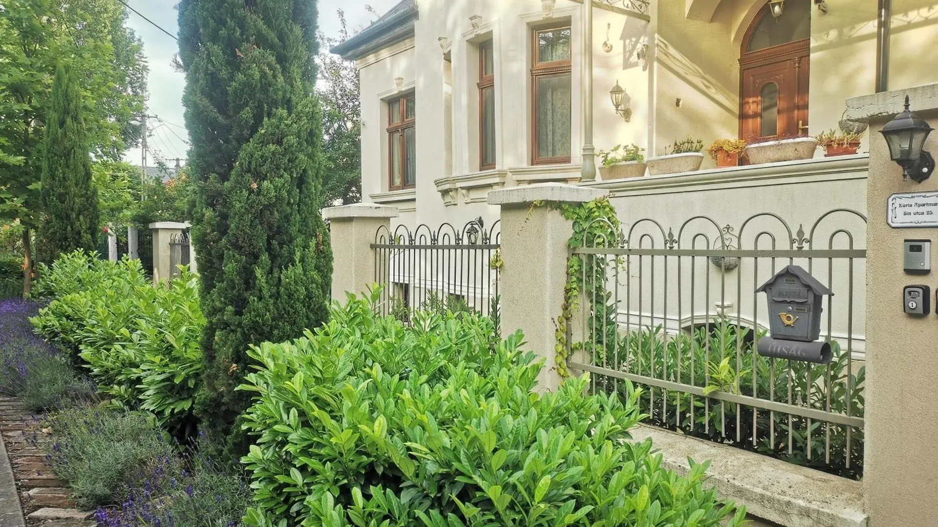 Kuria Apartman Budapest With Free Parking Apartament